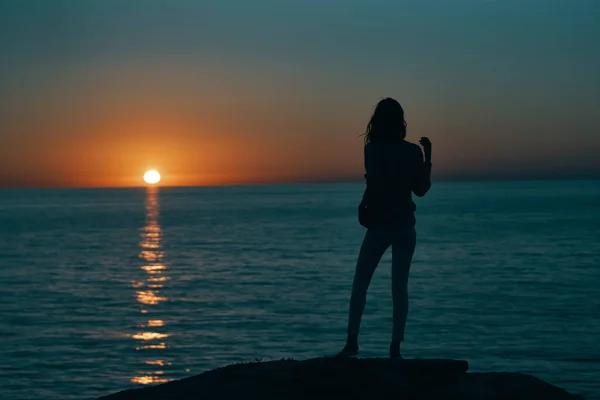 Σιλουέτα της γυναίκας στη θάλασσα στο ηλιοβασίλεμα και ουρανό παραλία ορίζοντα — Φωτογραφία Αρχείου