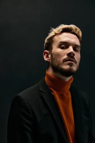 Hombre con barba y peinado chaqueta suéter naranja modelo —  Fotos de Stock