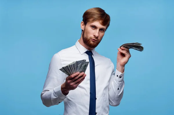 Hombre de negocios fajos de dinero confianza en sí mismo estilo de vida financiero —  Fotos de Stock