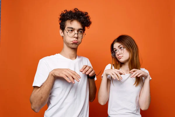 Junges Paar weiße T-Shirts Spaß Mode orange Hintergrund — Stockfoto