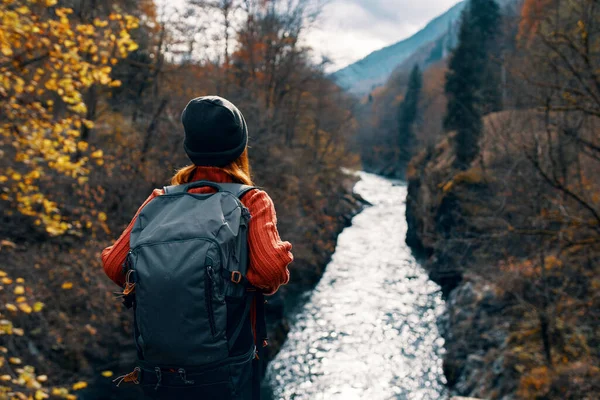 Turista mulher com mochila admira natureza rio montanhas viagem — Fotografia de Stock