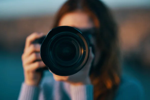 山の中のプロ仕様のカメラを持った女性写真家の肖像画です — ストック写真