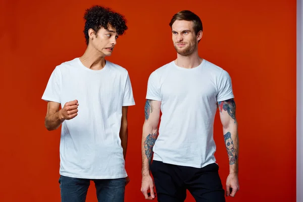 Due amici in t-shirt bianche stare fianco a fianco sfondo isolato — Foto Stock
