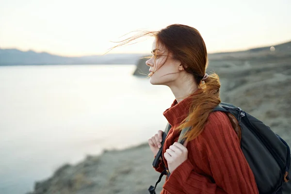 Donna viaggia in montagna nella natura vicino al mare vista laterale — Foto Stock