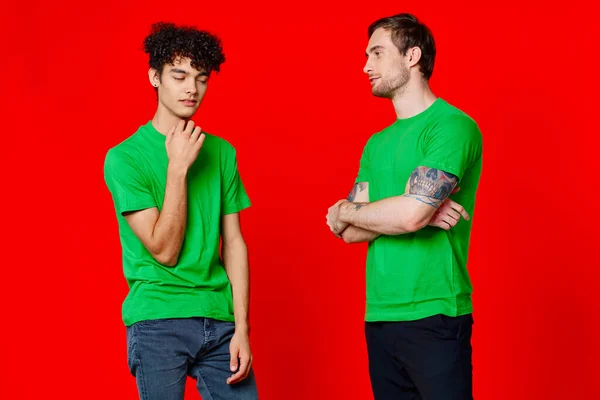 Zwei Männer in grünen T-Shirts stehen nebeneinander. — Stockfoto