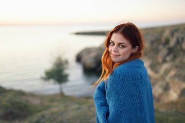 Dağlarda mavi ekoseli kadın yürüyüşçü.