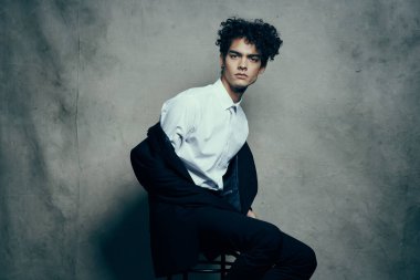 İş adamı kıvırcık saçlı moda özgüveni