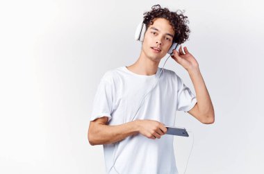 Kulaklıklı neşeli adam müzik teknolojisi dansı dinliyor.