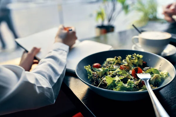 셔츠 카페 내부에 비문 이 있는 접시 포크 메모지에 있는 맛있는 음식 샐러드 — 스톡 사진