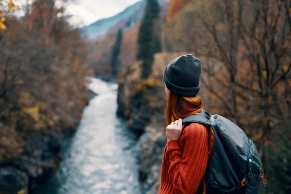 Mujer con mochila admira el río en las montañas naturaleza viaje —  Fotos de Stock