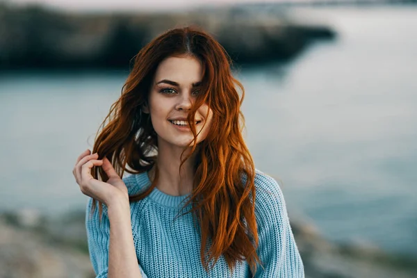 Sonriente mujer sosteniendo cabello al aire libre naturaleza rocas turismo — Foto de Stock