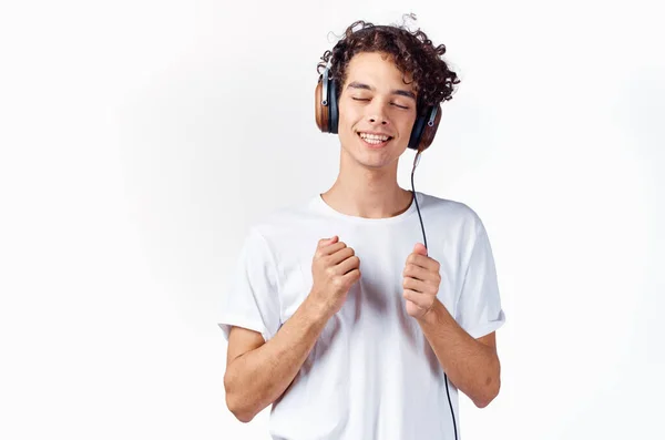 Hombre en blanco camiseta recortado ver auriculares música entretenimiento —  Fotos de Stock