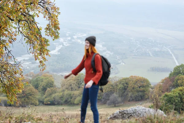 Vrouw wandelaar reizen in de bergen herfst bomen vakantie — Stockfoto