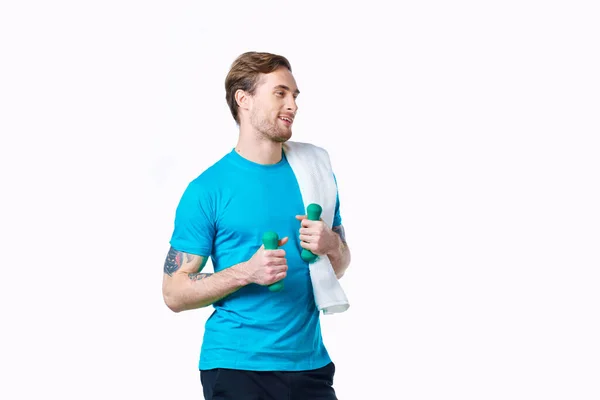 Uomo in blu t-shirt allenamento fitness esercizio stile di vita studio — Foto Stock