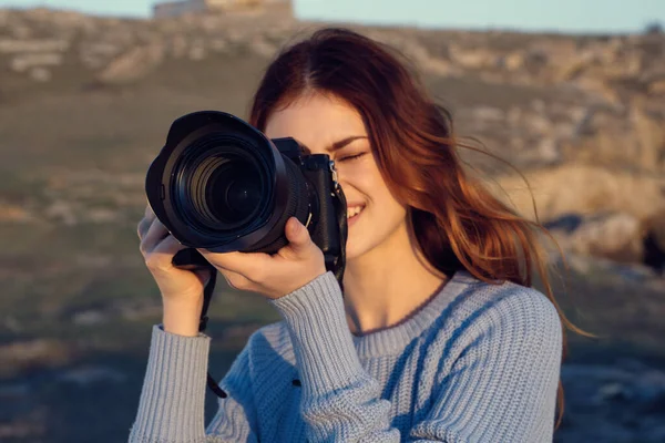 Woman tourist with camera outdoors professional mountain travel — Stock Photo, Image