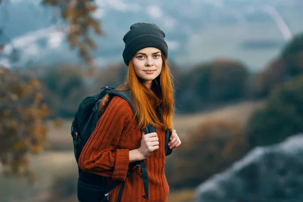 Kobieta z plecakiem w górach natura jesień przygoda — Zdjęcie stockowe