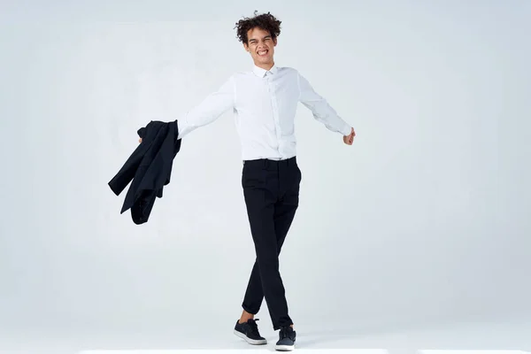 Krullende man in pak jas in handen poseren levensstijl moderne stijl — Stockfoto