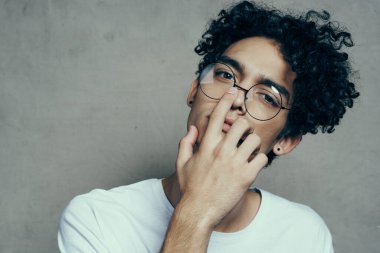 Kıvırcık saçlı, kısa saçlı, gözlüklü, moda stüdyosu