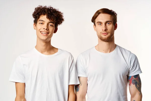 Due amici allegri in bianco t-shirt emozioni studio — Foto Stock