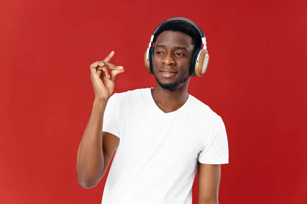 Hombre de camiseta blanca con auriculares escuchando música — Foto de Stock