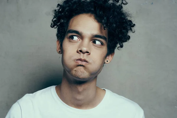 Emotionaler Mann lockiges Haar weißes T-Shirt aus nächster Nähe — Stockfoto