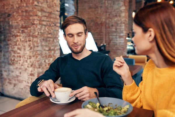 Mulher e homem jantando em restaurante salada refeição comida xícara de café — Fotografia de Stock