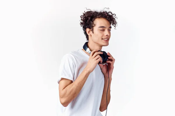 Drôle homme cheveux bouclés casque technologie de la musique — Photo