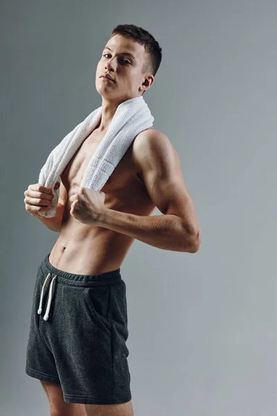 Homme en short noir serviette sur les épaules gymnase exercice — Photo