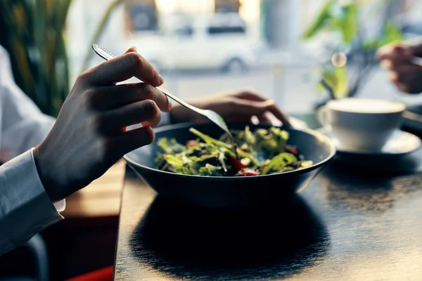 여성들 이 손으로 카페에 넣은 맛있는 음식 포크 안에 있는 신선 한 샐러드 — 스톡 사진