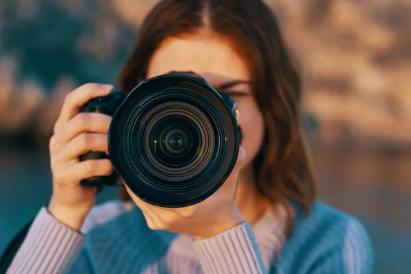 Κοκκινομάλλα γυναίκα με μια φωτογραφική μηχανή στη φύση στα βουνά κοντά στο ποτάμι — Φωτογραφία Αρχείου