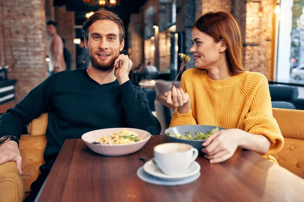 Mężczyzna i kobieta siedzą przy stole w restauracji posiłek pyszne jedzenie serwujące dania — Zdjęcie stockowe