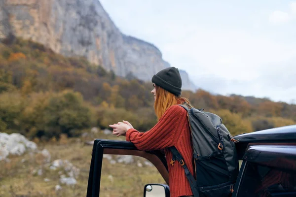 Žena hiker v blízkosti auta v horách cestování dobrodružství výlet — Stock fotografie