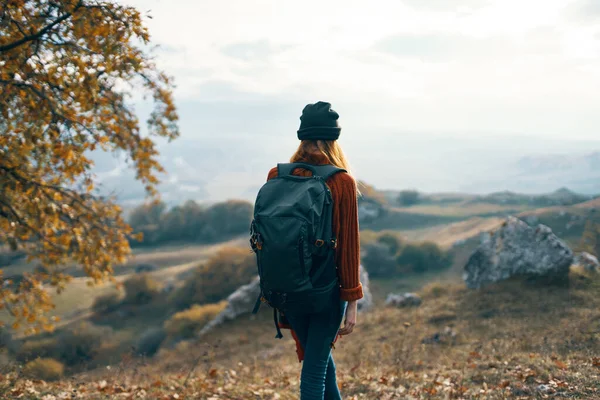 Donna escursionista con zaino ammira la natura montagne paesaggio — Foto Stock