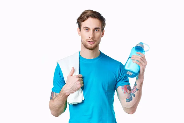Muž v modrém tričku voda láhev cvičení zdraví — Stock fotografie