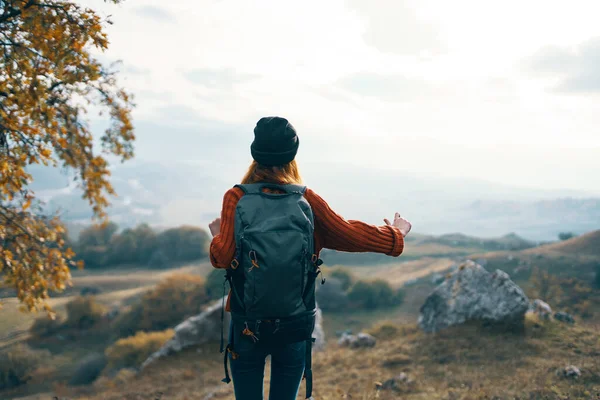 Donna escursionista zaino montagne paesaggio vacanza divertimento — Foto Stock