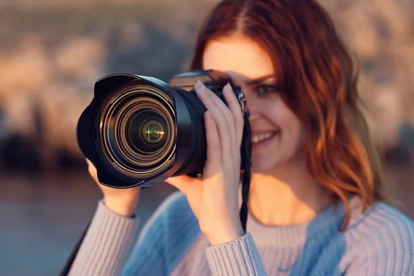 Mulher com câmera e em suéter azul em montanhas ao ar livre vista cortada — Fotografia de Stock