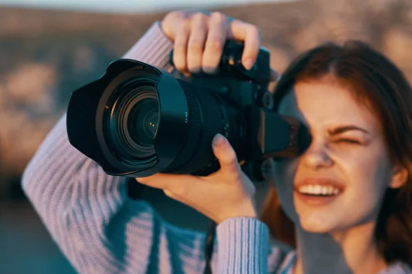 Szczęśliwa kobieta fotograf z profesjonalnym aparatem flash do zdjęcia — Zdjęcie stockowe