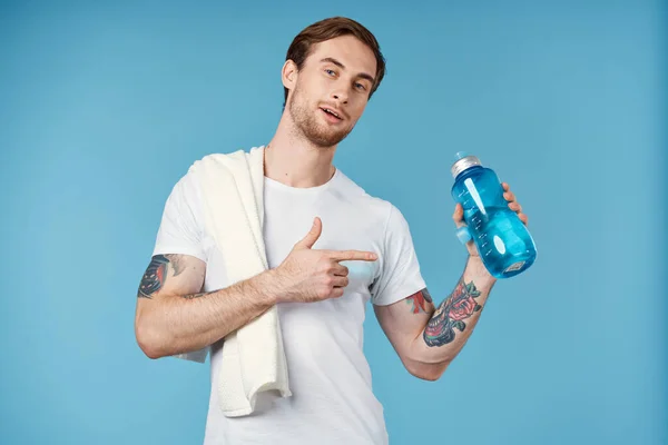 Bell'uomo in t-shirt bianca sport acqua bottiglia salute allenamento stile di vita — Foto Stock