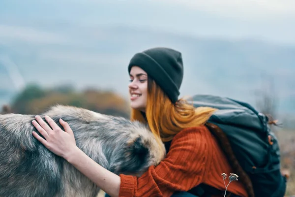 Жінка туристичні обійми собака природа подорожі дружба — стокове фото