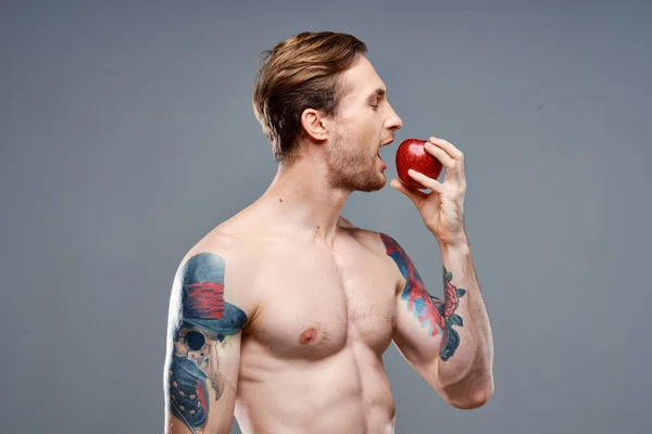 Hombre tatuado desnudo torso músculos musculosos deporte aptitud manzana salud — Foto de Stock