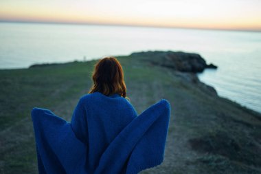 Doğa yürüyüşçüsü doğa manzarasına hayran.