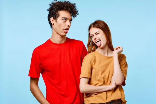 Vidám fiatal pár sokszínű pólók kommunikációs stúdió kék háttér — Stock Fotó