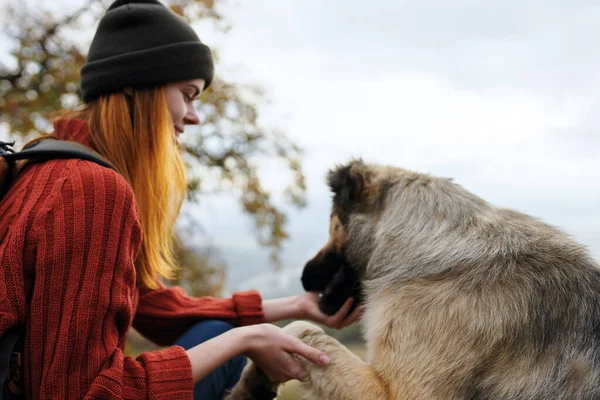 Femme randonneur jouer avec chien nature Voyage amitié — Photo