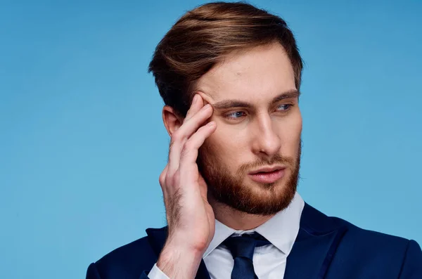 Homem de negócios em terno corte vista azul fundo close-up — Fotografia de Stock