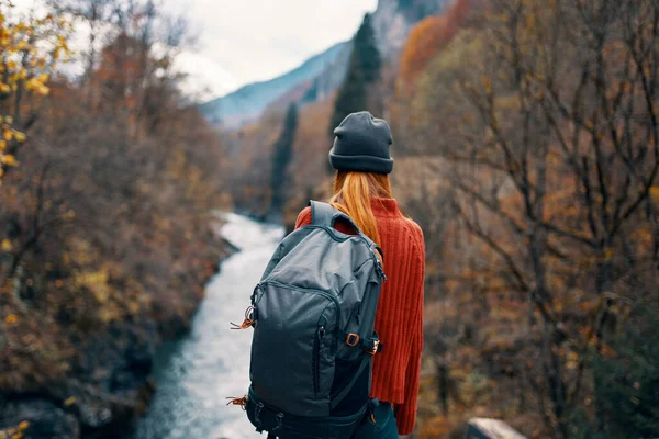 Mulher caminhante no leste perto das montanhas do rio viagem paisagem — Fotografia de Stock