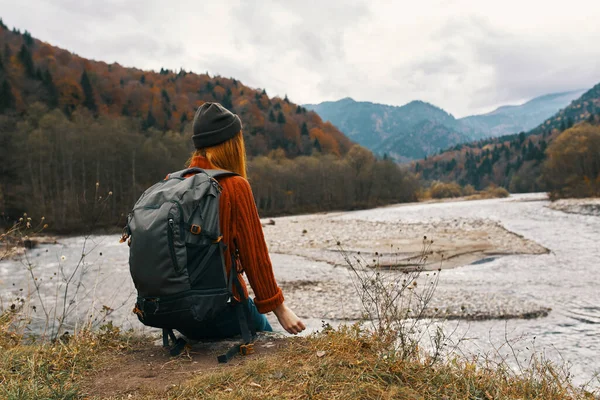 Donna in autunno in montagna con uno zaino sulle spalle viaggi turismo fiume — Foto Stock