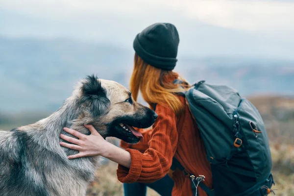 Turista mujer con perro al aire libre viaje libertad amistad —  Fotos de Stock