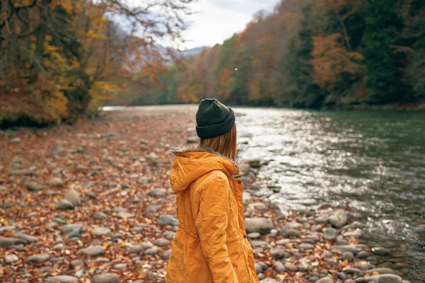 Vrouw wandelingen langs de rivier Herfst bos natuur bergen — Stockfoto