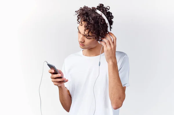 Camiseta con auriculares escuchando música estilo de vida recortado ver —  Fotos de Stock