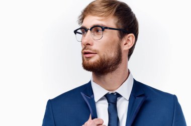 Gözlük takan seksi bir adamın portresi iş dünyası finans ve mavi ceket modeli